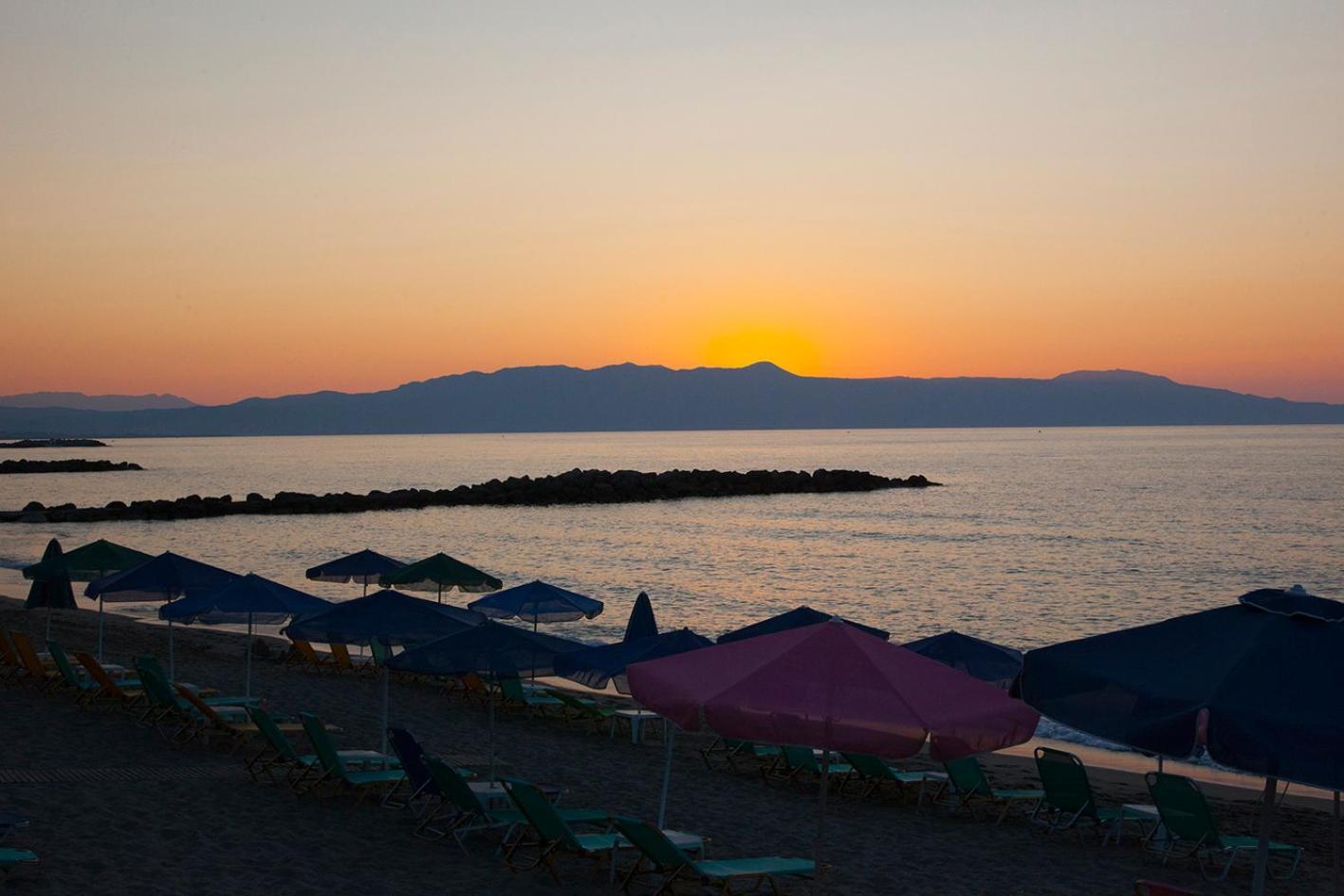 Litinakis Studios Sea View & Litinakis Studios Garden View 700 Meters Away Agia Marina Extérieur photo